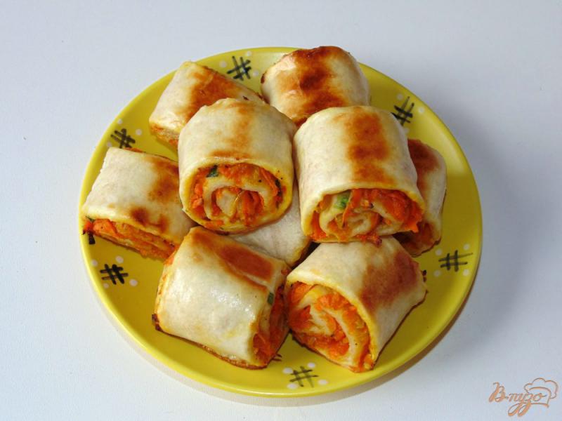 Фото приготовление рецепта: Слоеные булочки с луком и морковью шаг №6