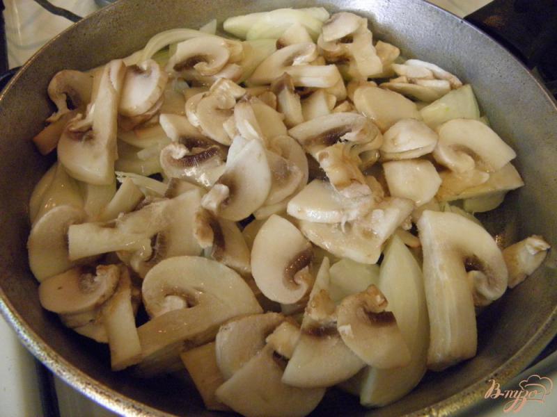 Фото приготовление рецепта: Свекольный салат с грибами и орешками шаг №2