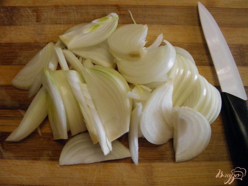 Фото приготовление рецепта: Свекольный салат с грибами и орешками шаг №1