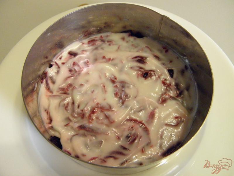 Фото приготовление рецепта: Свекольный салат с грибами и орешками шаг №4