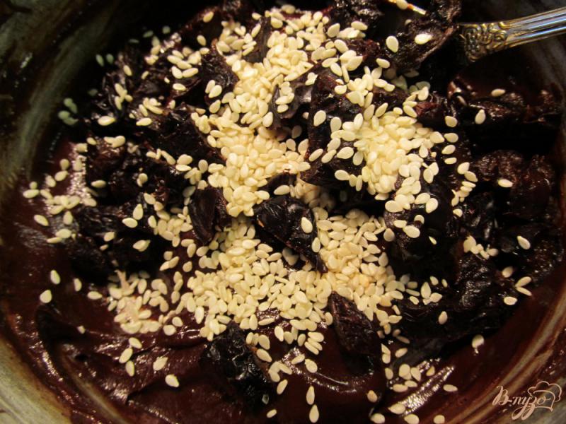 Фото приготовление рецепта: Шоколадные конфеты с черносливом и кунжутом шаг №5