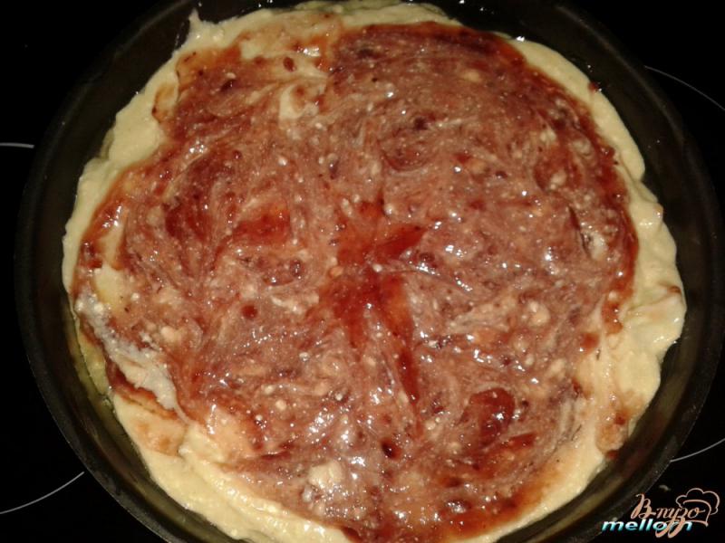 Фото приготовление рецепта: Сливочно-ванильный пирог с яблоками и клюквенным джемом шаг №5