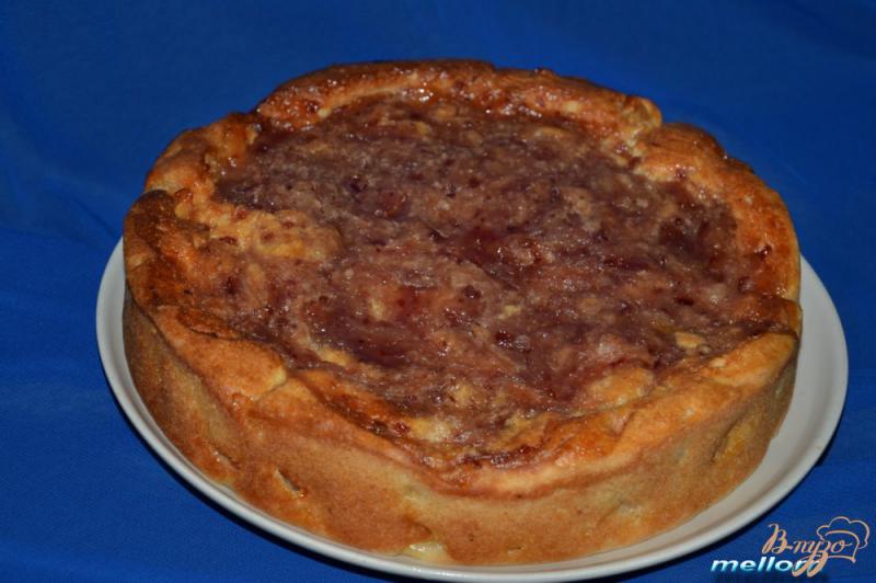 Фото приготовление рецепта: Сливочно-ванильный пирог с яблоками и клюквенным джемом шаг №6
