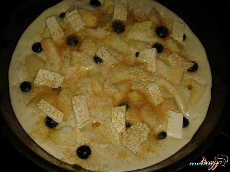 Фото приготовление рецепта: Пирог с яблоками и виноградом шаг №4