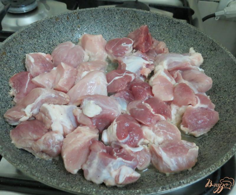 Фото приготовление рецепта: Фасоль со свининой в томатном соусе шаг №5