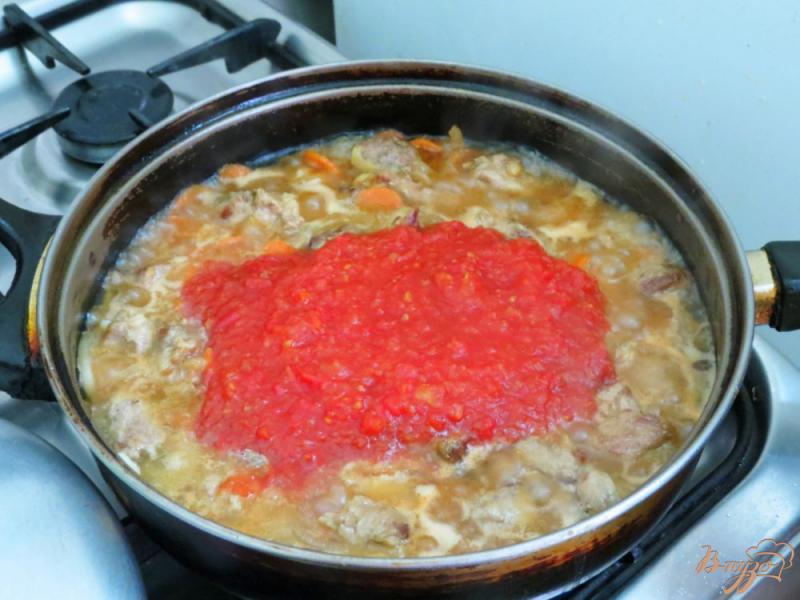 Фото приготовление рецепта: Фасоль со свининой в томатном соусе шаг №7