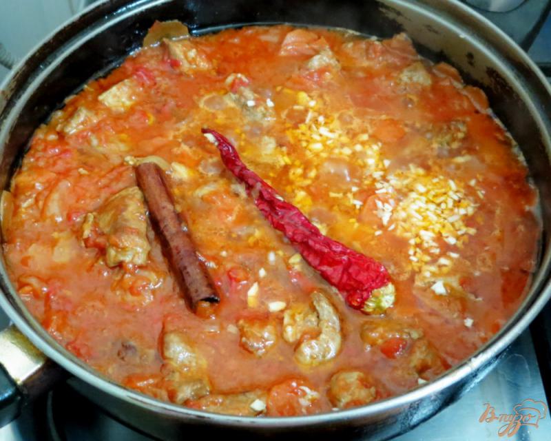 Фото приготовление рецепта: Фасоль со свининой в томатном соусе шаг №8