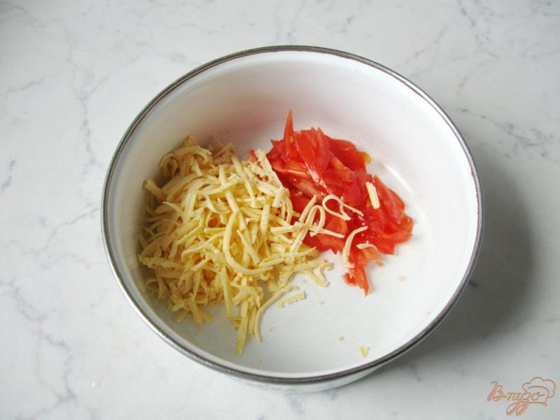 Фото приготовление рецепта: Салат из помидоров, сыра и яблок шаг №2