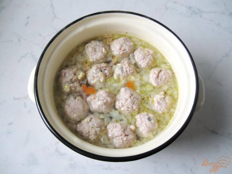 Фото приготовление рецепта: Суп с освяными хлопьями и фрикадельками шаг №5