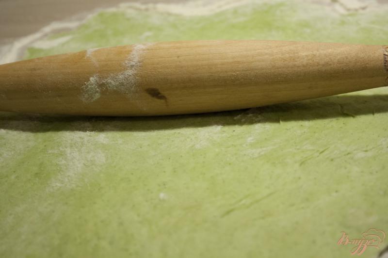 Фото приготовление рецепта: Постный крекер с зеленью и чесноком шаг №7