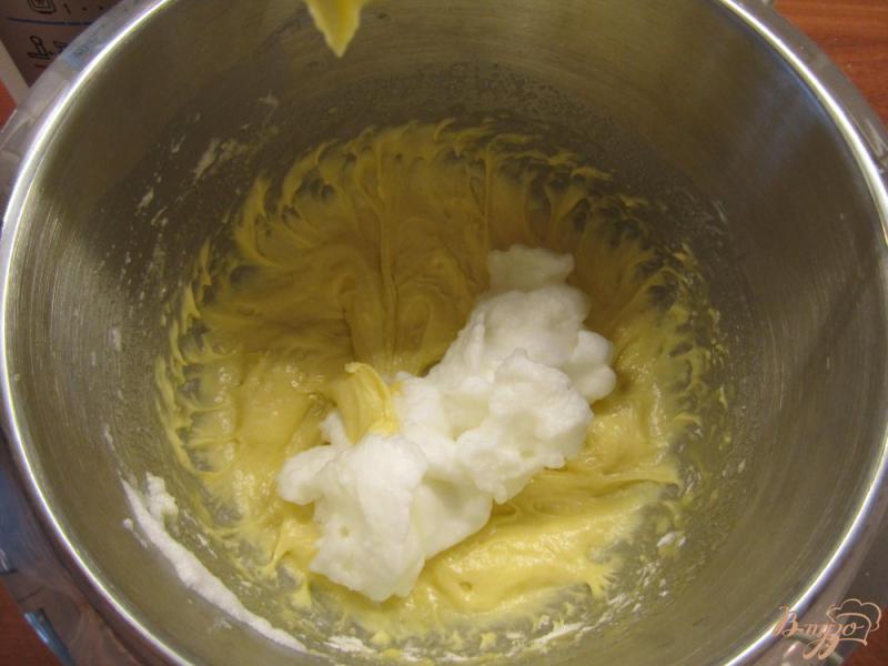 Фото приготовление рецепта: Торт с творожно-сливочным кремом и фруктами шаг №6