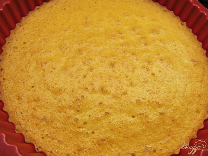 Фото приготовление рецепта: Торт с творожно-сливочным кремом и фруктами шаг №8
