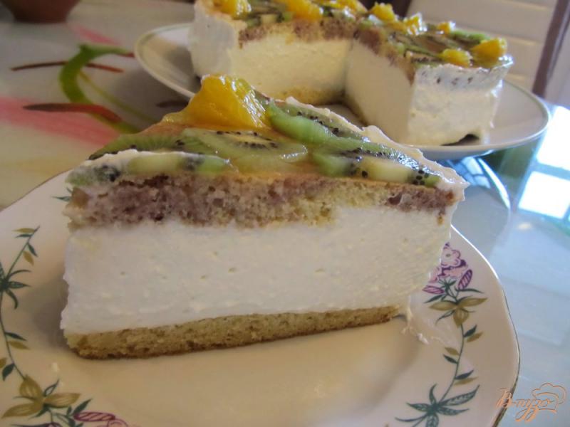 Фото приготовление рецепта: Торт с творожно-сливочным кремом и фруктами шаг №20