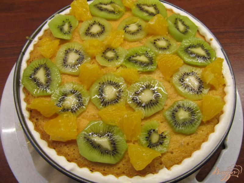 Фото приготовление рецепта: Торт с творожно-сливочным кремом и фруктами шаг №17