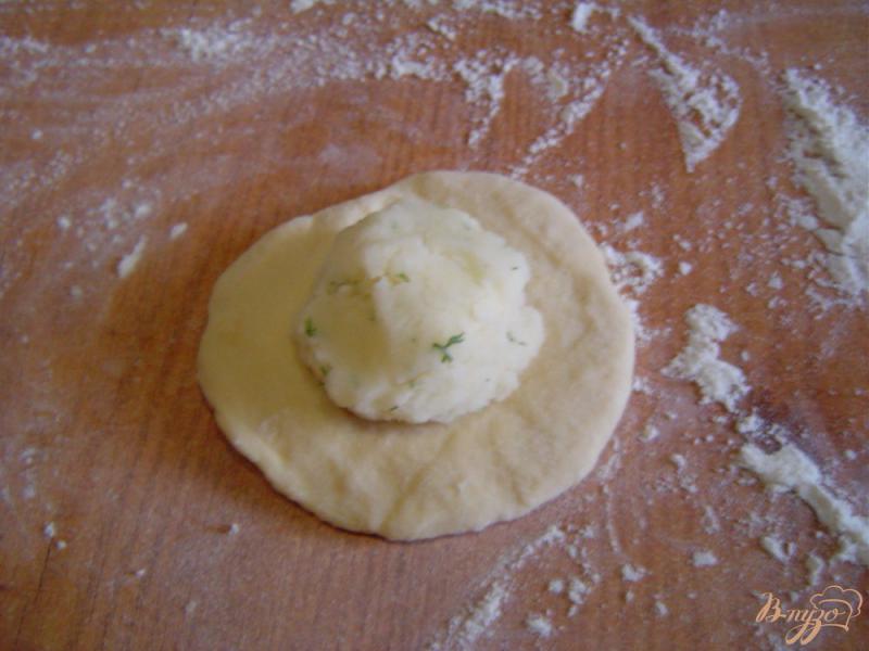 Фото приготовление рецепта: Пирожки картофельные «Цветочки» шаг №5