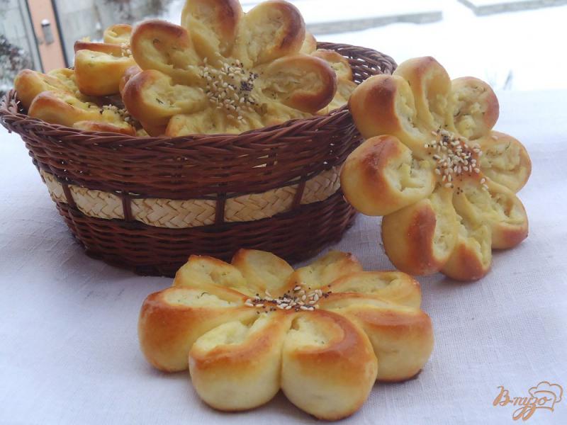 Фото приготовление рецепта: Пирожки картофельные «Цветочки» шаг №12