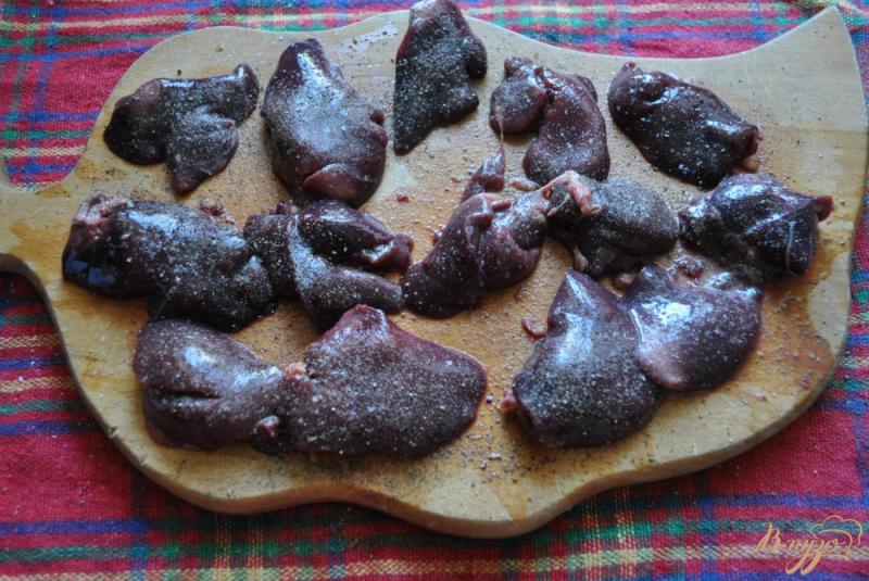 Фото приготовление рецепта: Куриная печень в хрустящем пивном кляре шаг №4