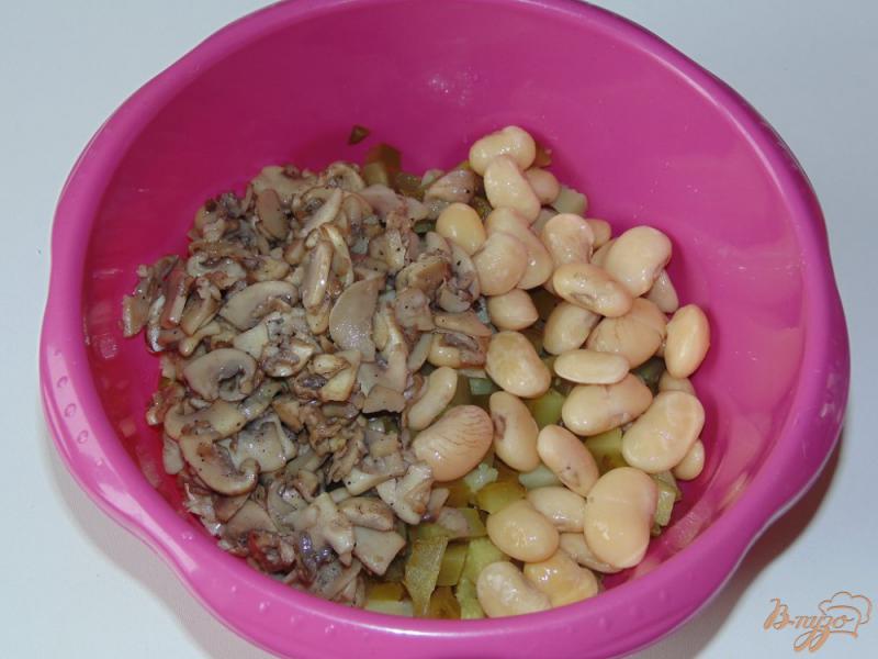 Фото приготовление рецепта: Картофельный салат с фасолью, шампиньонами и французской горчицей шаг №5