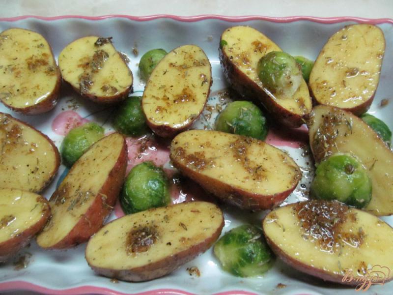 Фото приготовление рецепта: Печенный картофель с брюссельской капустой шаг №4