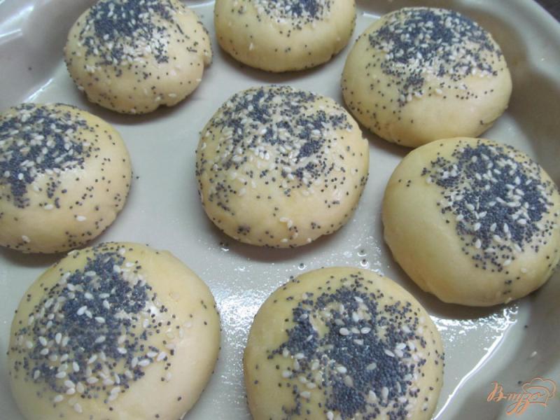 Фото приготовление рецепта: Сладкие булочки с маком и кунжутом шаг №7