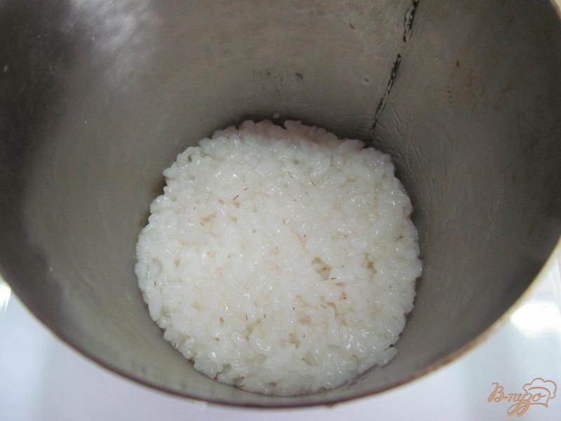 Фото приготовление рецепта: Салат из риса с мясом и брынзой шаг №1