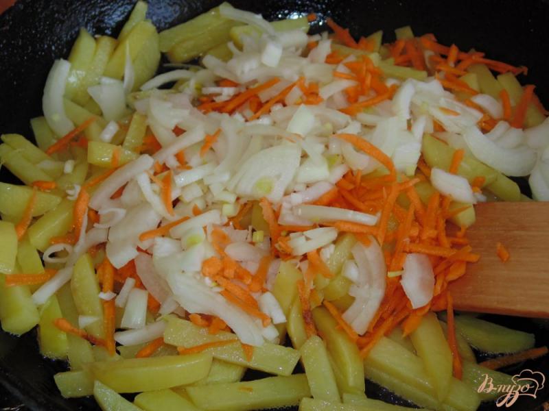 Фото приготовление рецепта: Картофель жареный с овощами, яйцом и зеленым горошком шаг №3