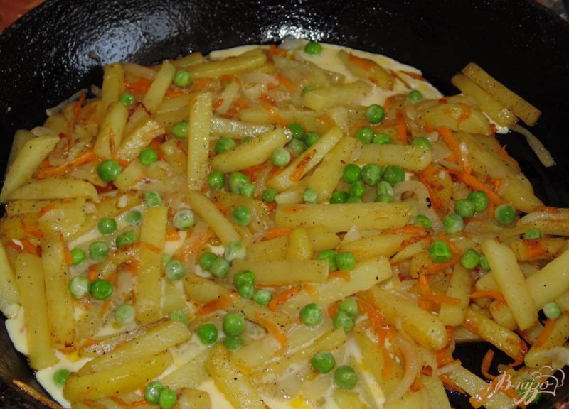 Фото приготовление рецепта: Картофель жареный с овощами, яйцом и зеленым горошком шаг №5