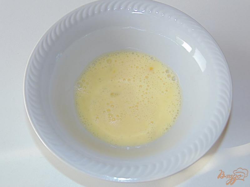 Фото приготовление рецепта: Картофель жареный с овощами, яйцом и зеленым горошком шаг №4