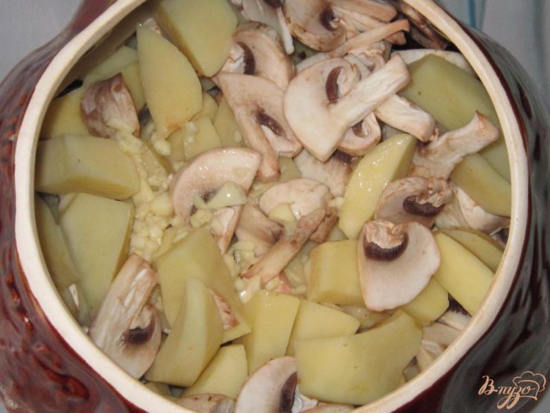 Фото приготовление рецепта: Картофель с грибами в горшочке шаг №6