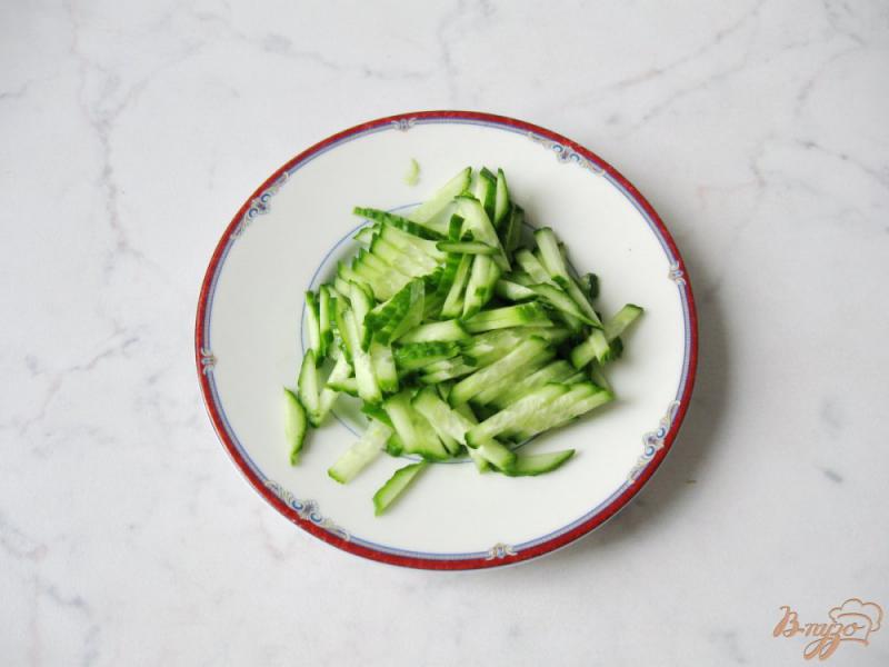 Фото приготовление рецепта: Весенний салат с огурцом, черемшой и помидором шаг №2