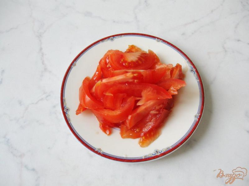 Фото приготовление рецепта: Весенний салат с огурцом, черемшой и помидором шаг №3