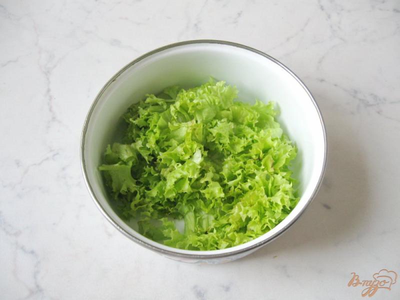 Фото приготовление рецепта: Весенний салат с огурцом, черемшой и помидором шаг №4