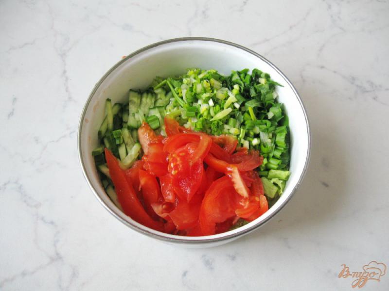 Фото приготовление рецепта: Весенний салат с огурцом, черемшой и помидором шаг №7