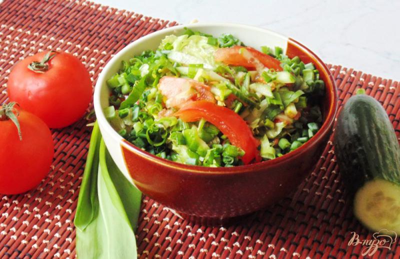 Фото приготовление рецепта: Весенний салат с огурцом, черемшой и помидором шаг №8