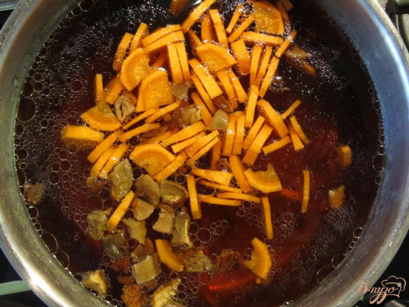 Фото приготовление рецепта: Золотистые щи с сушеными грибами шаг №6