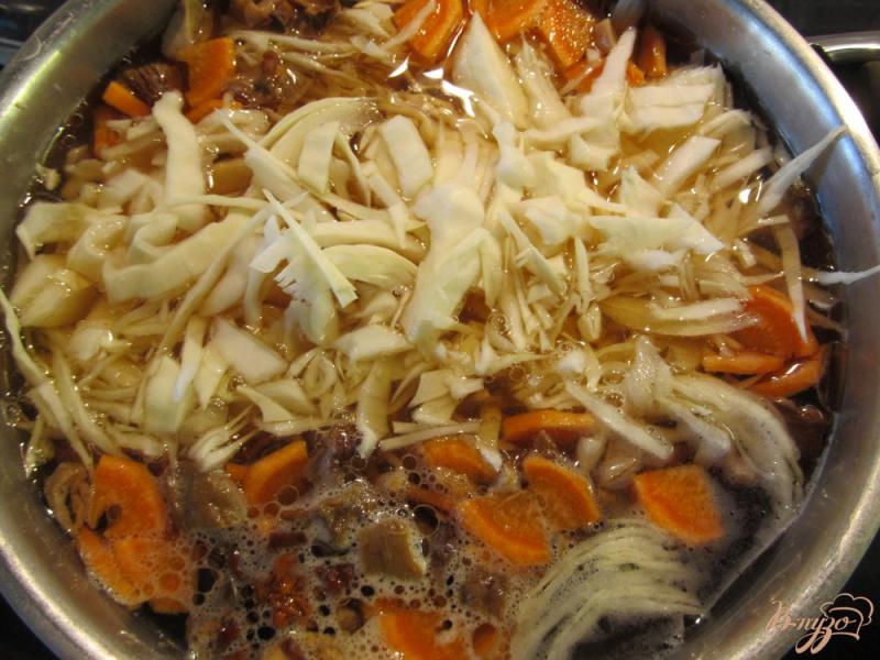 Фото приготовление рецепта: Золотистые щи с сушеными грибами шаг №8