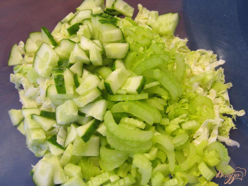 Фото приготовление рецепта: Зеленый салат с яйцом шаг №2