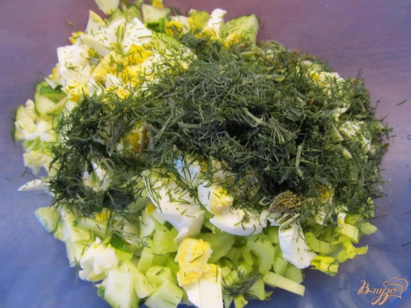 Фото приготовление рецепта: Зеленый салат с яйцом шаг №5