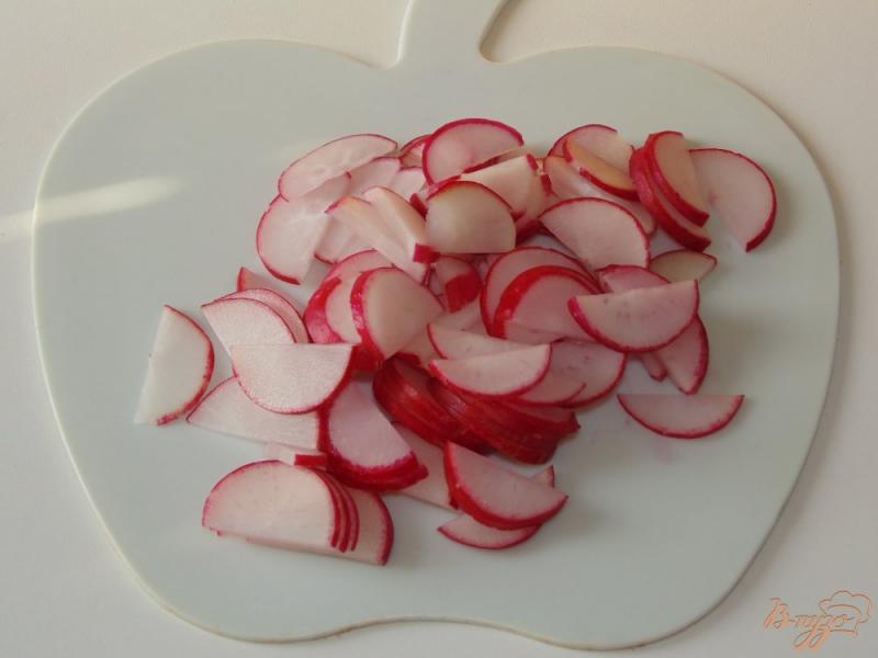 Фото приготовление рецепта: Салат из редиса и огурца шаг №3