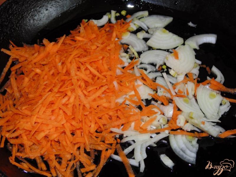 Фото приготовление рецепта: Рис с шампиньонами и овощами шаг №2