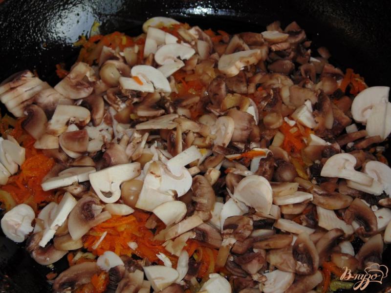 Фото приготовление рецепта: Рис с шампиньонами и овощами шаг №3