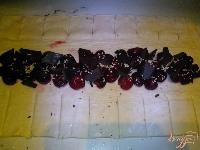 Фото приготовление рецепта: Плетёнка с вишней и шоколадом шаг №2