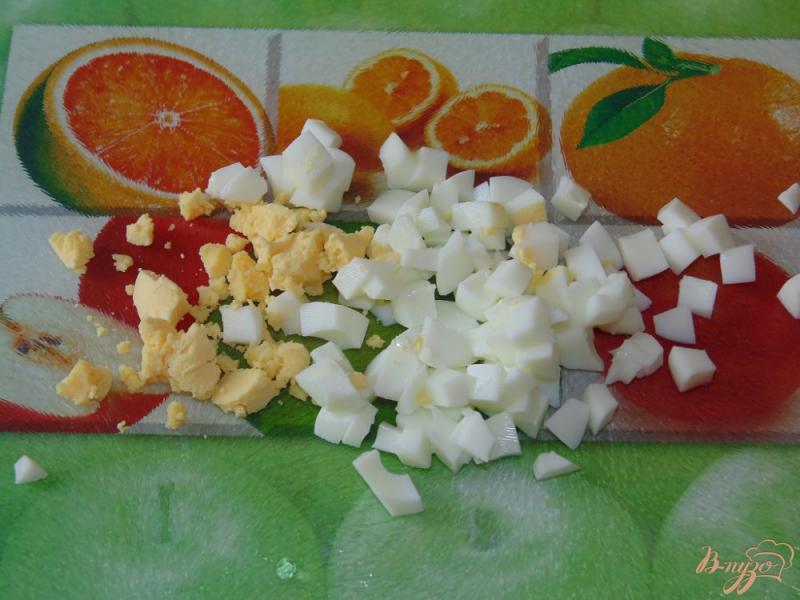 Фото приготовление рецепта: Салат из молодой капусты с огурцом шаг №3