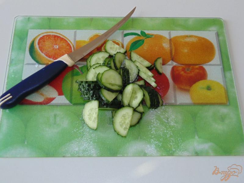 Фото приготовление рецепта: Салат из молодой капусты с огурцом шаг №2