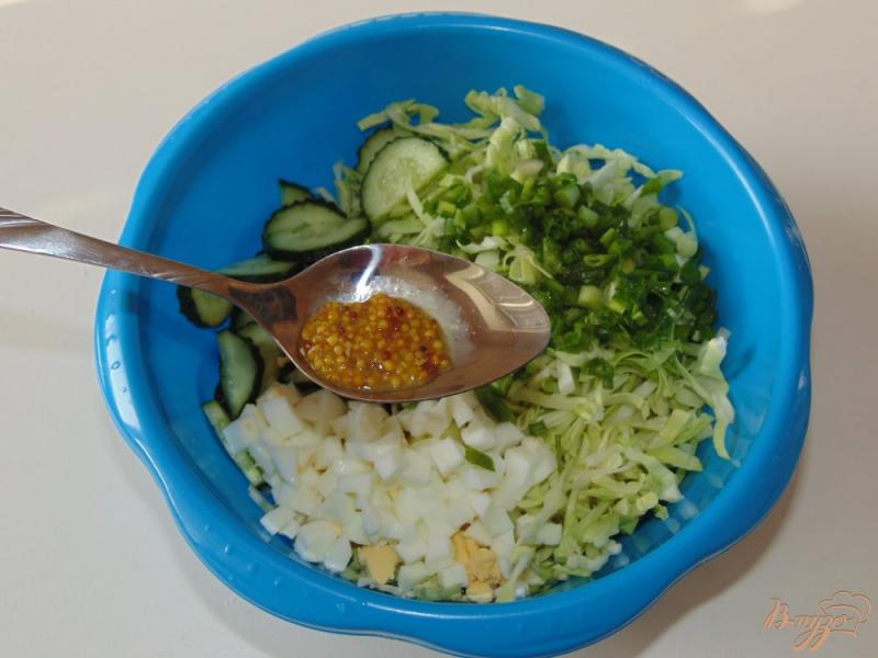 Фото приготовление рецепта: Салат из молодой капусты с огурцом шаг №4