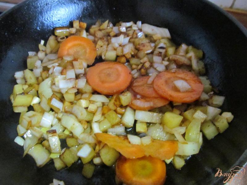 Фото приготовление рецепта: Свинина с овощами и сыром шаг №4