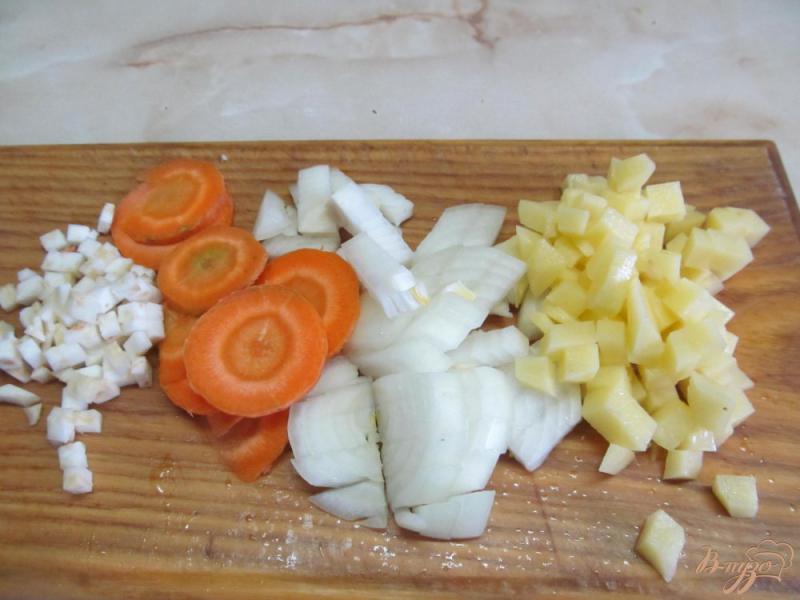 Фото приготовление рецепта: Свинина с овощами и сыром шаг №3