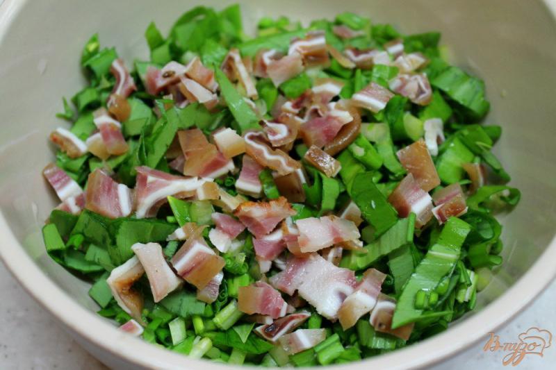Фото приготовление рецепта: Салат с красной фасолью и копченостями шаг №2