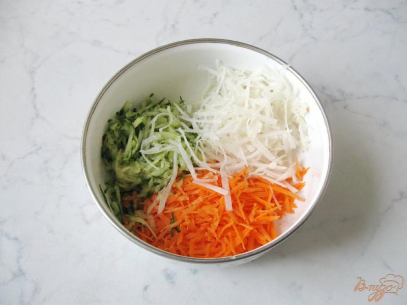 Фото приготовление рецепта: Салат с огурцом, морковью и редькой шаг №3