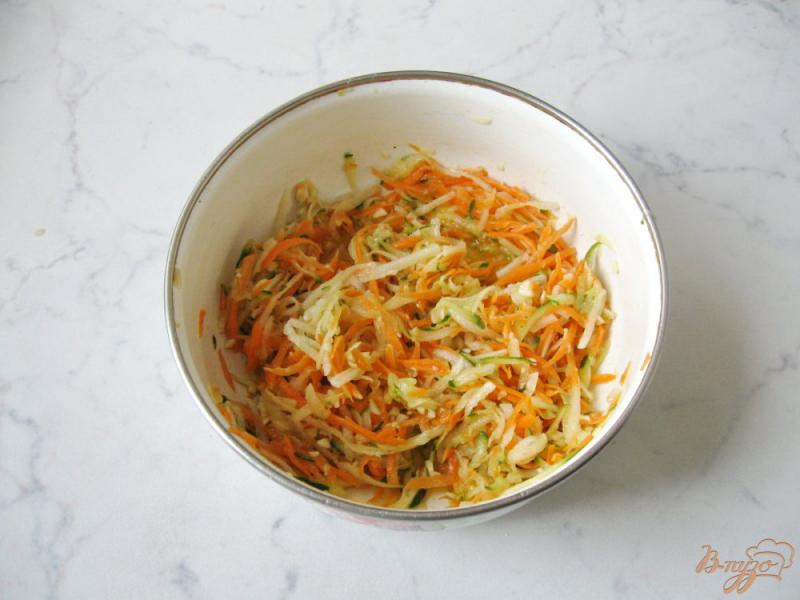 Фото приготовление рецепта: Салат с огурцом, морковью и редькой шаг №7